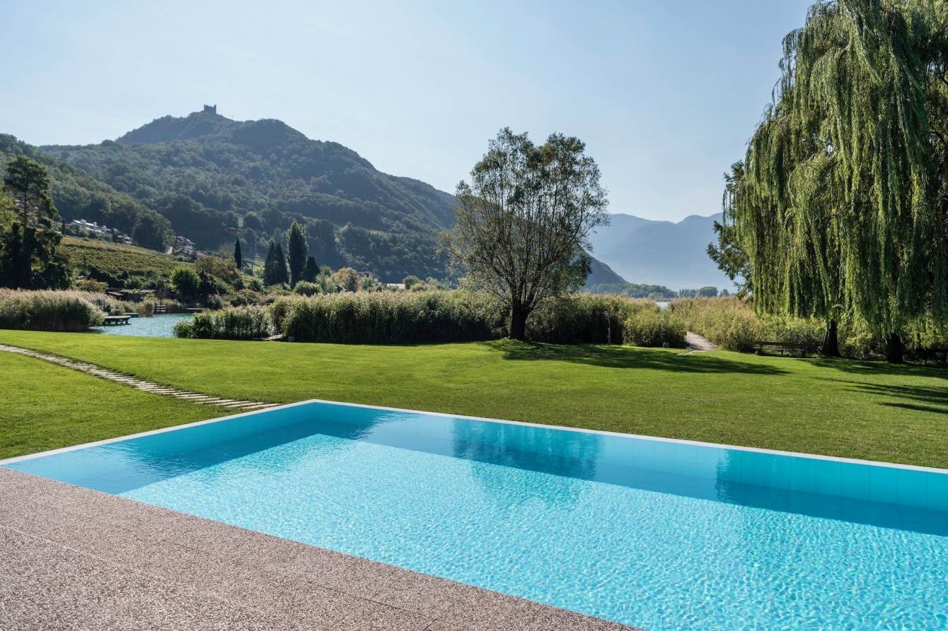 seehotelambach_pool_kalternamsee